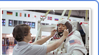 無重力環境訓練施設にて、本番さながらで緊張のひと時 提供: NASA/JAXA