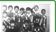 2列目の右から3番目が増田さん。なぜかさぼることも多かったサッカークラブの仲間と。